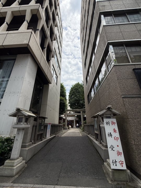 2025.6.4現在の日本橋日枝神社正面入り口(平成通り側)
