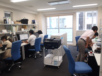 有限会社アイコムネットのオフィスレイアウト①